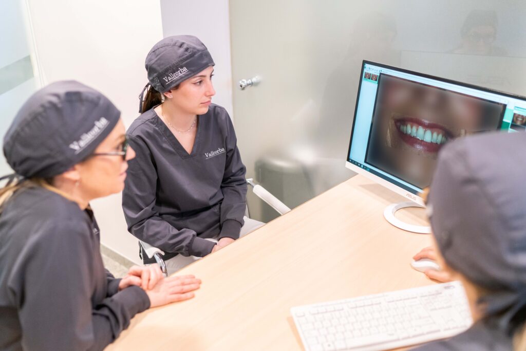 Recupera la funcion y estetica de tu sonrisa en Clinica Vallcorba | Tipos de implantes dentales cual es la mejor opcion para su salud oral 