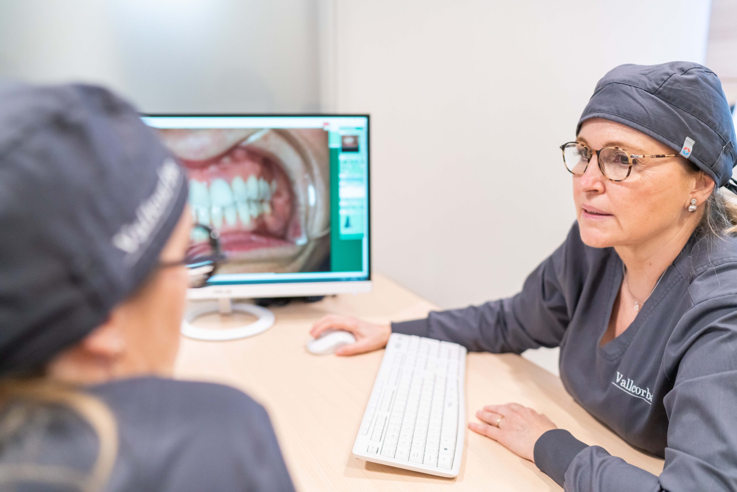 realizamos tratamientos de periodoncia en el eixample y somos un referente en periodoncia en barcelona | Tipos de implantes dentales cual es el mas adecuado para cada paciente