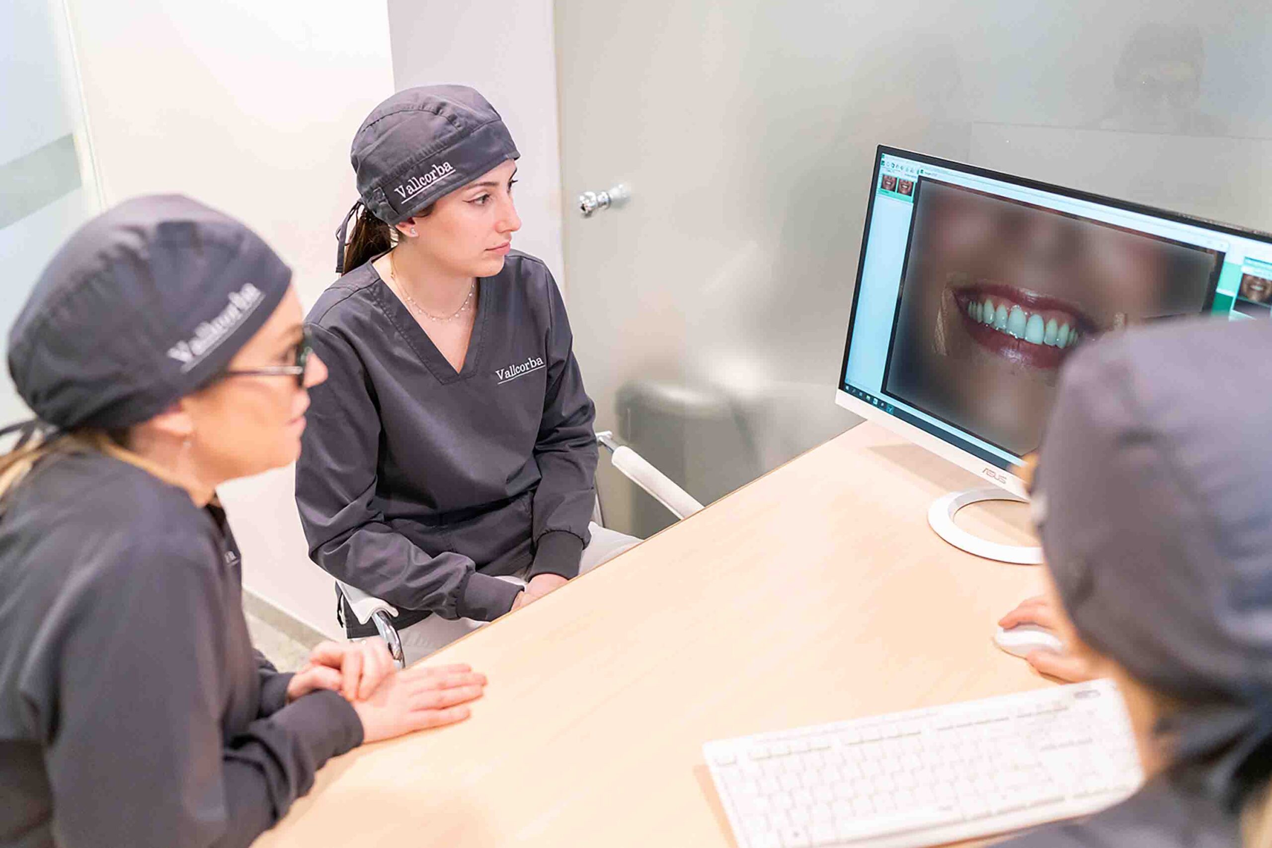 recuperar la salud de los tejidos periimplantarios en clinica dental de barcelona con odontologos expertos | Tratamiento de la periimplantitis como salvar un implante dental