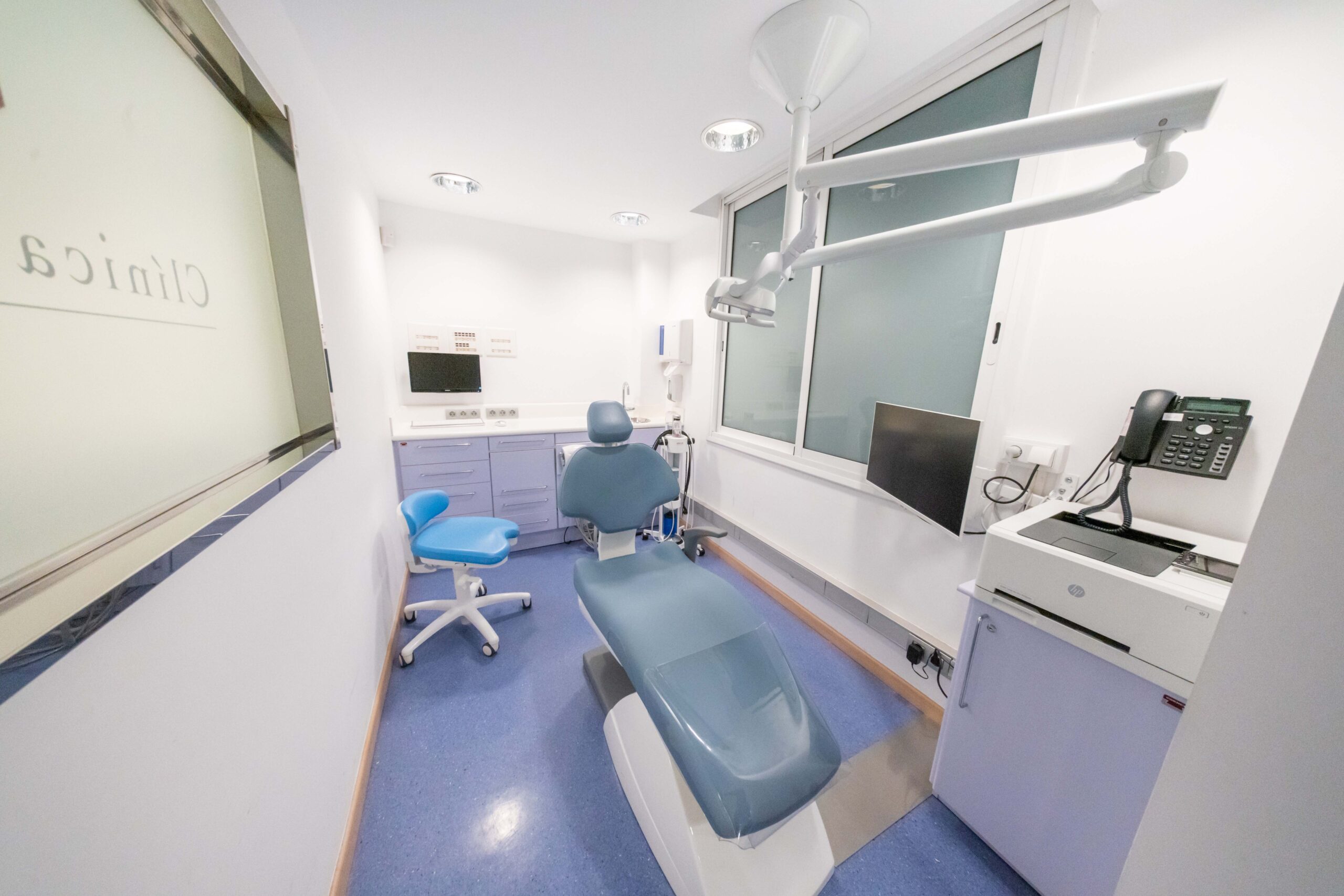 tratamientos de implantología y periodoncia en barcelona basados en la evidencia científica y en una atención personalizada | Implantes dentales precio y factores que influyen en el coste del tratamiento tratamientos de implantología y periodoncia en barcelona basados en la evidencia científica y en una atención personalizada | Implantes dentales precio y factores que influyen en el coste del tratamiento