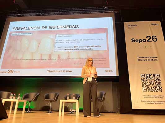 La Dra. Carolina More comunicando sobre periodoncia
